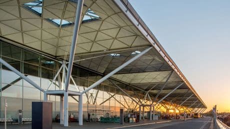 Londra, l’aeroporto di Stansted colpito da problemi informatici: forti ritardi nei voli