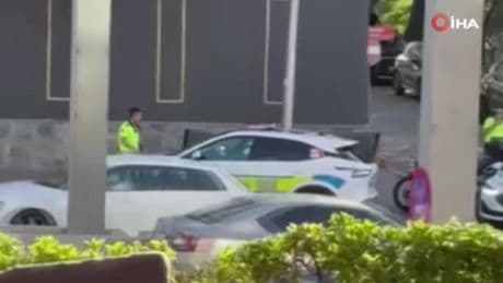 Kaza yaptıktan sonra tartıştığı polisin silahını almaya çalışan saldırgan gözaltına alındı