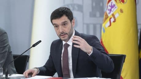 Consumo prohíbe la publicidad de los vuelos cortos y la reventa de entradas y limita la obsolescencia programada