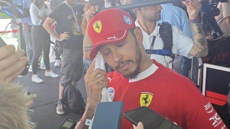 La impactante imagen de Hamilton cuando atendió a la prensa escrita en Barcelona: "Quiero irme a casa"