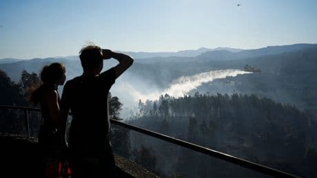 Waldbrand in Spanien außer Kontrolle - ein Unfalltoter
