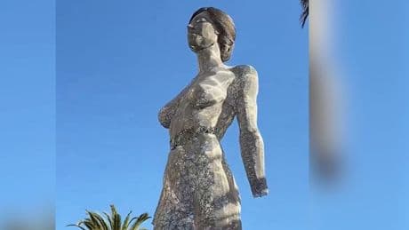 Nicht alle wollen DAS sehen - Nackte Frau aus Stahl sorgt für Skandal