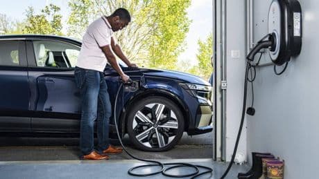Moins d’heures creuses la nuit : pourquoi recharger sa voiture à domicile risque de vous coûter plus cher