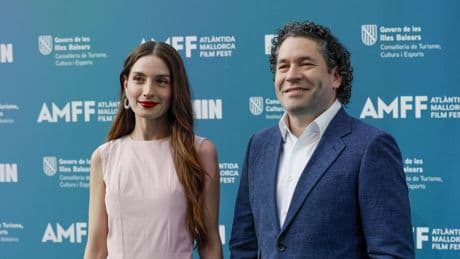 María Valverde dirige a su esposo, Gustavo Dudamel, en su primera película, 'El canto de las manos'