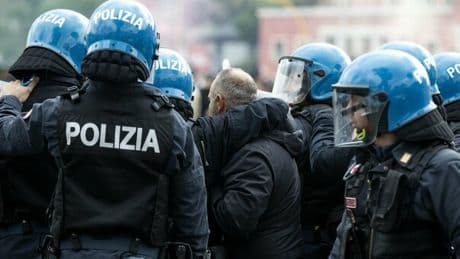 Ultrà condannato per violenze, il datore di lavoro può licenziarlo. «Pregiudicato il rapporto di fiducia»