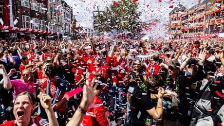 Binnenstad Eindhoven vol feestende PSV-fans
