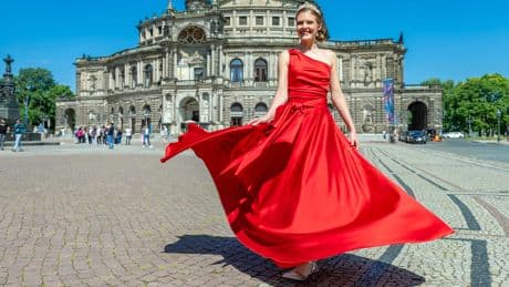 Semperopernball 2026 - Kirschrotes Kleid und „Film ab!“