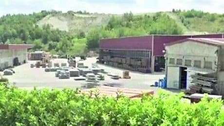 Tragedia a Ottiglio, operaio muore travolto dai mattoni