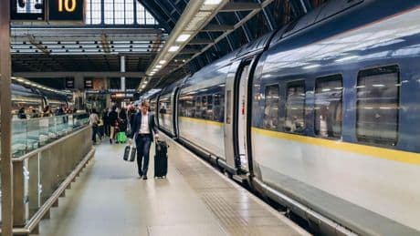 Multitud de trenes suspendidos y retrasados por una avería eléctrica en el norte de París