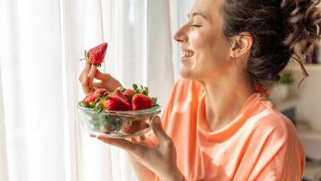Von wegen Zucker: Welche andere Zutat Sie auf Erdbeeren geben sollten