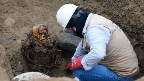 Knapp unter der Erdoberfläche – Arbeiter entdecken Mumie auf Baustelle