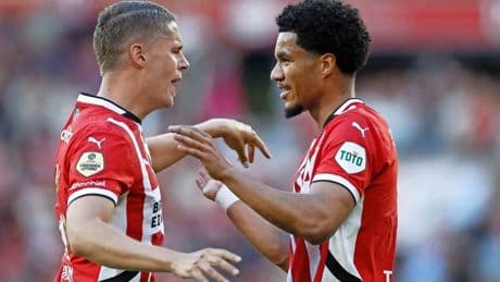 Joey Veerman vol ongeloof na koppositie PSV: ’Als we het nu nog weggeven, verdienen we het niet’