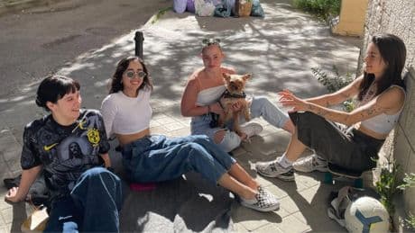Comida, cervezas y amistades: el &#039;kit de supervivencia&#039; de unas chicas durante el apagón masivo