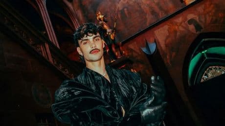 Adonxs, el representante no binario de Chequia en Eurovisión: un &#039;dios griego&#039;, transgresor y activista