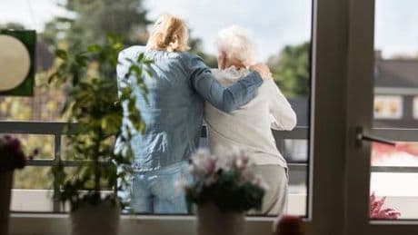 Pflegende Angehörige zermürbt von der Belastung: So müsste der Staat helfen