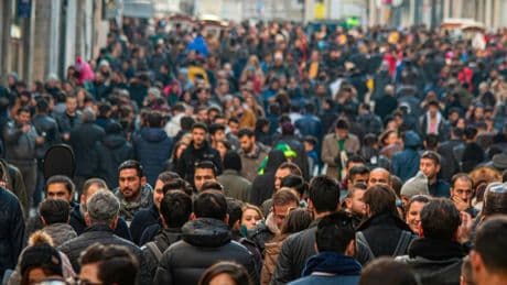 Bu yıl 1 trilyon dolar kazanması öngörülen tütün şirketleri, satış taktikleriyle gençleri hedef alıyor