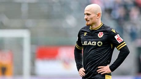 Gelbsperre wegen Geburtstag der Mutter? - Suspendierter Profi schießt gegen Kult-Coach zurück!