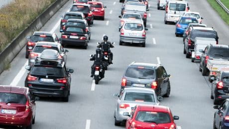 Obwohl es jeder Motorradfahrer macht: Dieses Manöver ist in Deutschland illegal