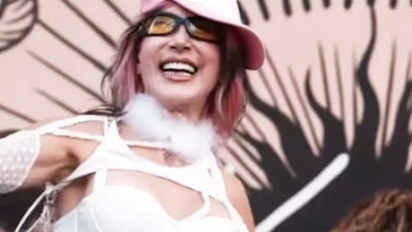 Hande Yener'in plaj konseri tarzı gündem oldu