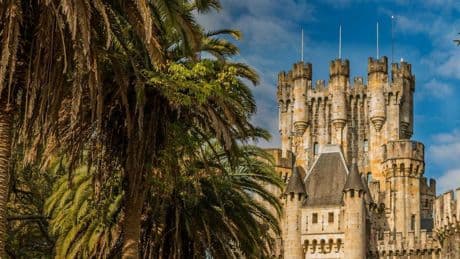 Una bonita ruta de senderismo que hacer en España: está en Euskadi y tiene un castillo del siglo XIX