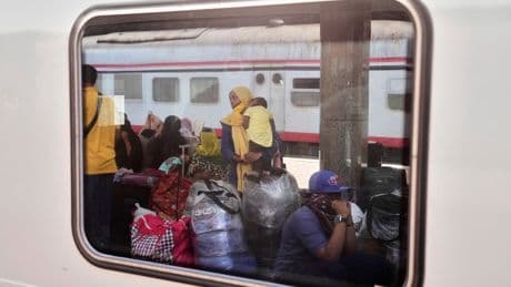 Egypt provides free train rides for Sudanese refugees returning home