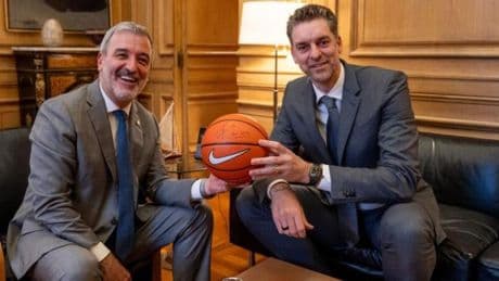 Jaume Collboni entrega la Medalla de Oro al Mérito Deportivo a Pau Gasol