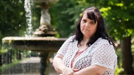 Mum ditches husband of 15 years and 3 kids after meeting hotel worker