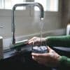 Veel Vlamingen drinken kraanwater, maar durven het niet aan gasten te serveren