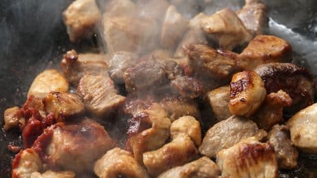 Kross und lecker: Küchenmaschinen mit Anbratfunktion