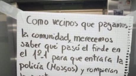 Acude la Policía a un piso y sus vecinos activan 'radio-patio': "Pagamos comunidad, merecemos saber"