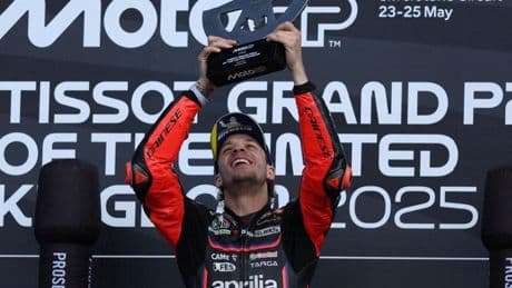 Bezzecchi gana con la Aprilia y manda un mensaje a Jorge Martín