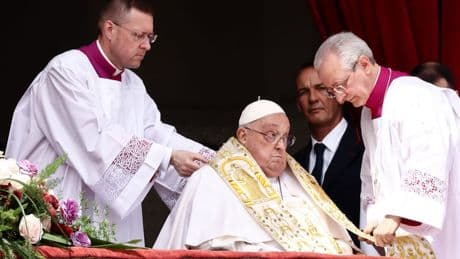Auftritt trotz Krankheit - Papst erteilt Ostersegen in Rom