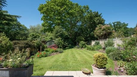 Woman 'irritated' with 'intrusive' neighbours letting their 'unruly' kids into her garden