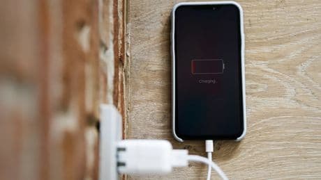 ¿Cuánto gasta tener el cargador del teléfono móvil siempre enchufado a la corriente?