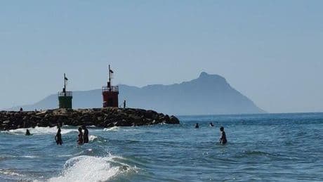 Latina, sorpreso mentre fotografa di nascosto madre e figlia al mare. Ma una coppia lo blocca: «Cancella tutte le foto»