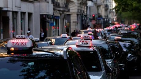 "On fera pire" que d'occuper "des ronds-points": les taxis brandissent la menace de nouveaux blocages