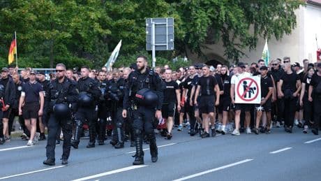 Queerfeindlichkeit | Neuer Bericht zu Angriffen auf Pride-Paraden