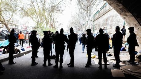 Militants inculpés, adolescents laissés pour morts, répression politique… L’assistance aux migrants toujours plus criminalisée en Europe