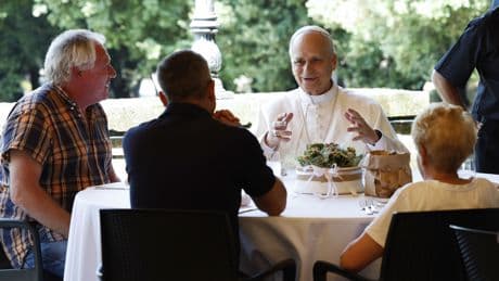 El papa León XIV celebra misa para personas sin hogar y las invita a almorzar en su villa de verano