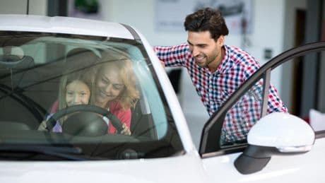 El precio de un coche utilitario no se ha disparado en los últimos 50 años más allá de la inflación, según un estudio de la OCU