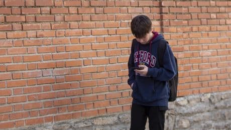 ¿Hasta qué punto protegen las tecnológicas a los menores? La OCDE llama a rediseñar el entorno digital