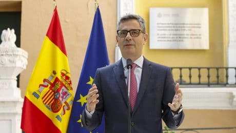 Reproches por "una sonrisa" y advertencias por "titubeos": el tenso interrogatorio del juez Peinado al ministro Bolaños