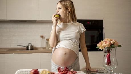 Lo que una nutricionista advierte sobre la alimentación en el embarazo: &quot;No consiste en comer por dos&quot;