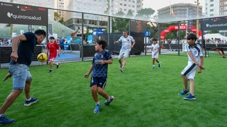 Fútbol tres contra tres: dentro de una jaula, pero libres con la pelota