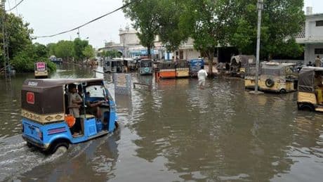 Pakistan'da muson yağmurları 299 kişinin ölümüne yol açtı