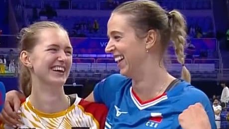 Besonderes Familien-Duell - Volleyball-Teenie gewinnt gegen ihre Stiefmutter