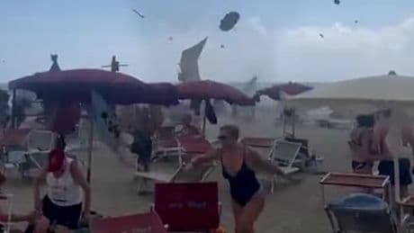 Plötzlich fliegen Schirme durch die Luft  - Mini-Tornado fegt über Urlaubsstrand