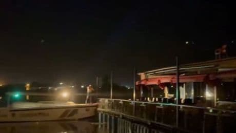 Fırat Nehri'nde panik: Halatı kopan duba restoran sürüklendi