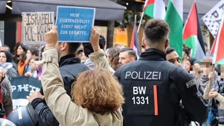 „Mit voller Wucht auf Kopfsteinpflaster geschleudert“ – Jude bei Islamisten-Demo attackiert