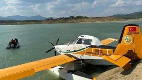 Burdur'da kırıma uğrayan eğitim uçağı vinç yardımıyla çıkarıldı